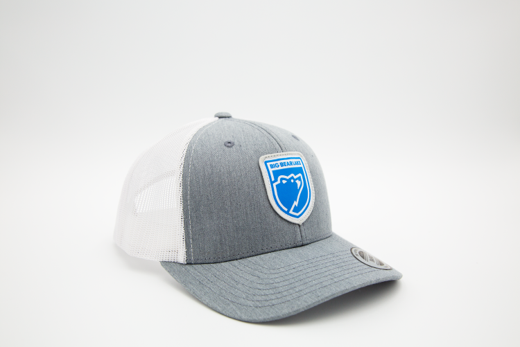 Ein graues Ballcap mit weißem Mesh und dem Logo der Marke Big Bear Lake.