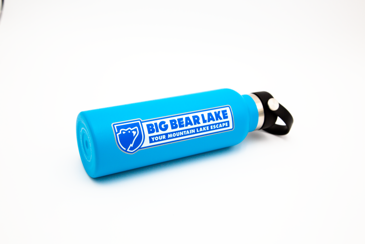 Eine blaue Metallwasserflasche mit dem Logo des Big Bear Lake.