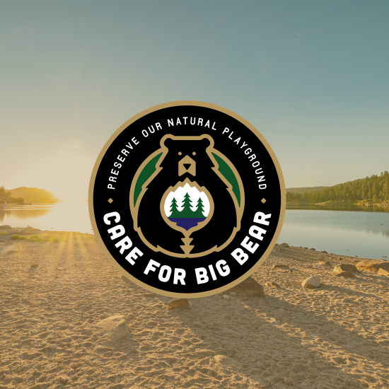 Ein kreisförmiges digitales Logo der Care For Big Bear-Bewegung, das sich für den Erhalt unseres natürlichen Spielplatzes mit einem See im Hintergrund einsetzt.