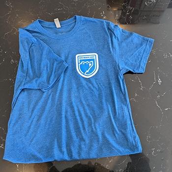 Blaues T-Shirt mit dem Logo der Marke Big Bear Lake.