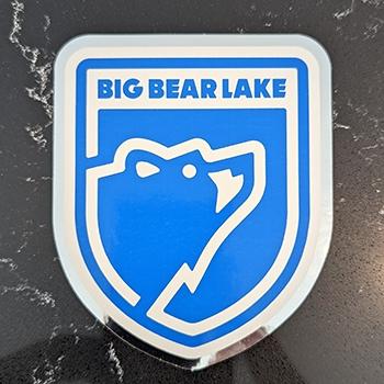 Ein Aufkleber mit dem Logo des Big Bear Lake.
