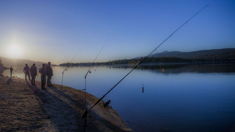 Eine Gruppe von Fischern überwacht ihre Leinen im Big Bear Lake