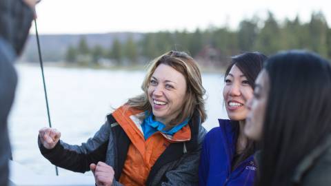 Drei Frauen auf einer Seereise