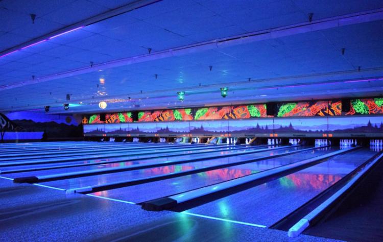 Blaue Neonlichter beleuchten die Bahnen in der Big Bear Bowling Barn während der Glow Bowling-Veranstaltungen.