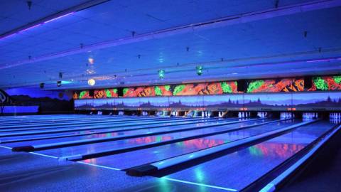 Blaue Neonlichter beleuchten die Bahnen in der Big Bear Bowling Barn während der Glow Bowling-Veranstaltungen.