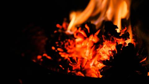 Ein loderndes Feuer