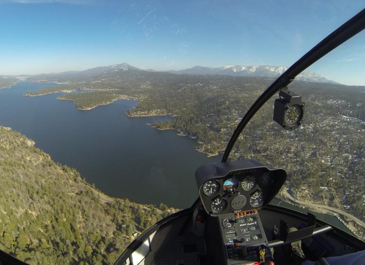 Eine Luftaufnahme aus dem Inneren des Big Bear-Hubschraubers, während er über den Big Bear Lake fliegt.