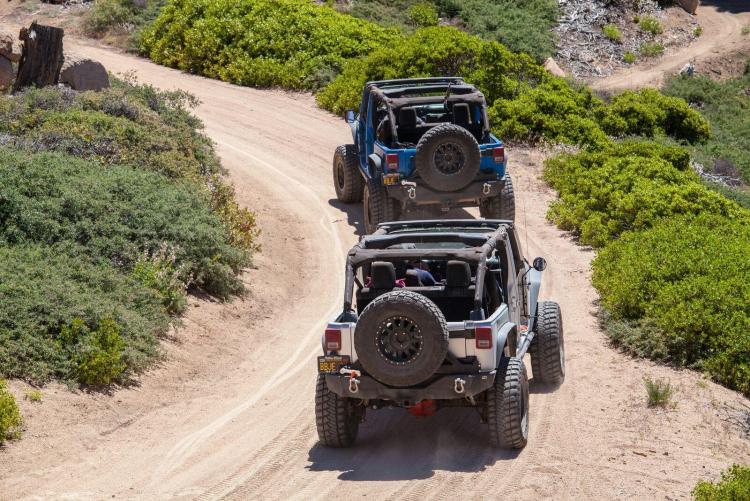 Zwei Jeeps befahren eine Feuerschneise des Big Bear