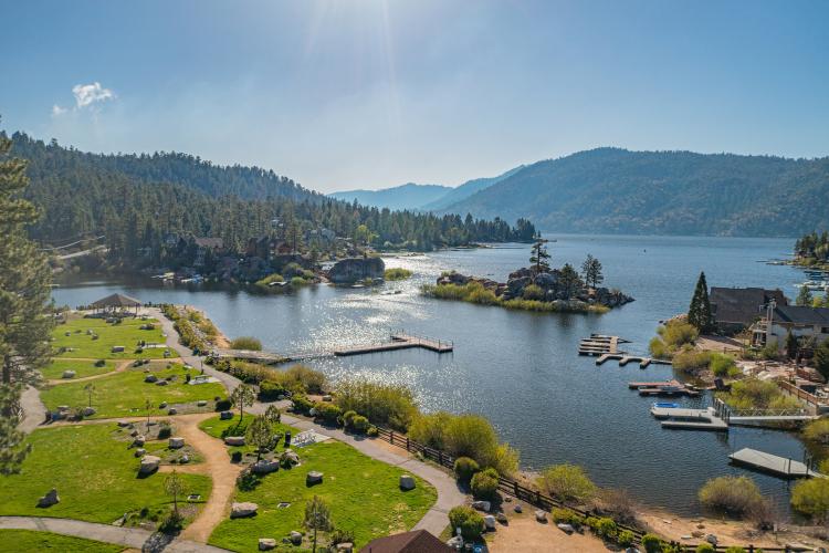 Eine Drohnenaufnahme des Boulder Bay Park in Big Bear Lake. Das schimmernde Wasser berührt die hellgrüne Uferlinie.