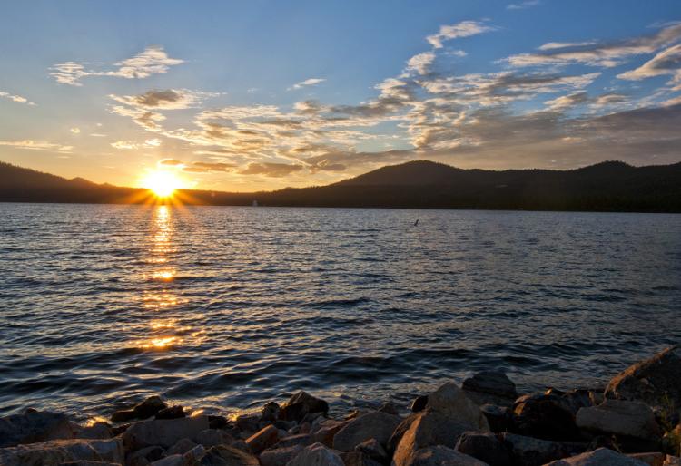 Sonnenuntergang am Big Bear Lake im Meadow Park