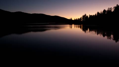 Bild des Big Bear Lake kurz vor Einbruch der Dunkelheit