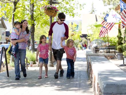 Familienspaziergang im Big Bear Village