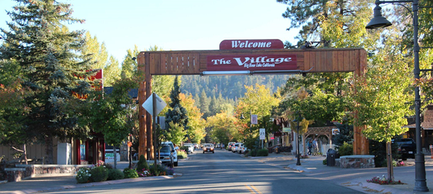 Blick auf The Village von der Pine Knot Ave und dem Big Bear Boulevard