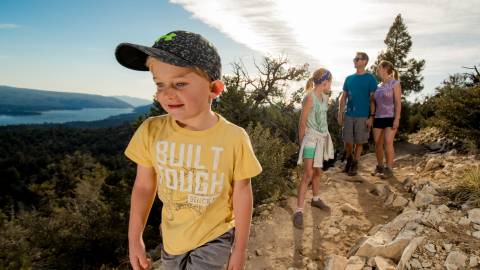 Eine Familie wandert gemeinsam auf einem North Shore Big Bear Trail