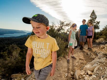Eine Familie wandert gemeinsam auf einem North Shore Big Bear Trail