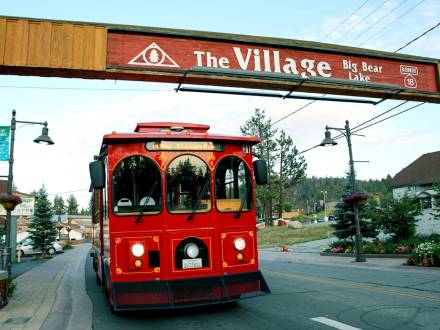 Der Mountain Trolley fährt unter dem "The Village Sign" von Big Bear