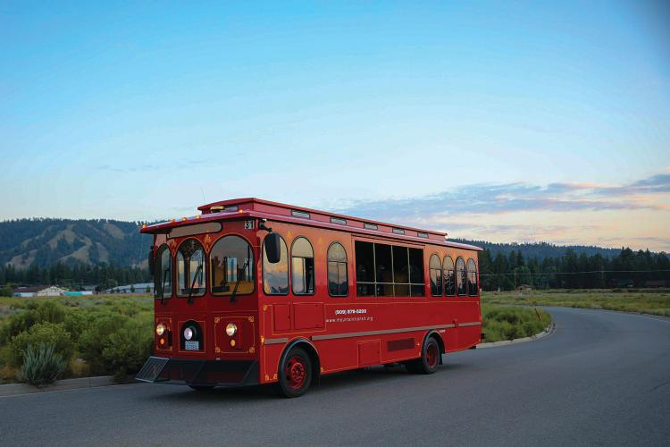 ein roter Mountain Transit-Wagen transportiert die Fahrgäste durch Big Bear Lake