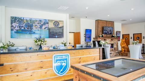 Die Lobby des Big Bear Visitor Center mit der Rezeption und der interaktiven Tischkarte im Vordergrund.