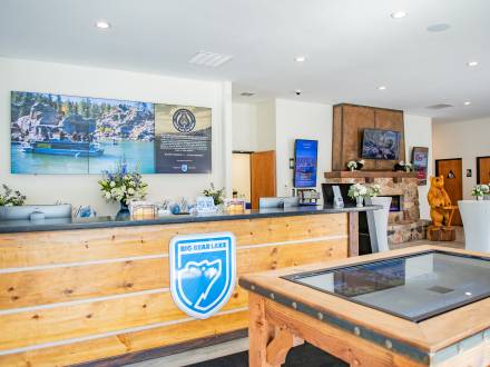 Die Lobby des Big Bear Visitor Center mit der Rezeption und der interaktiven Tischkarte im Vordergrund.
