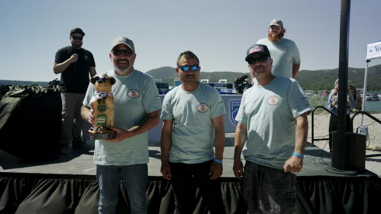 Ein Foto der Gewinner des 1., 2. und 3. Platzes 2025 FF50K Männer, der Gewinner des ersten Platzes hält einen Bärenpokal für den 1.