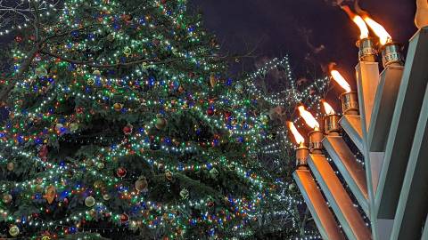 Big Bear's Grand Menorah leuchtet in dieser Weihnachtszeit hell neben dem The Village Christmas Tree in Big Bear Lake.