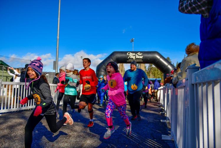 Die Startlinie des Thanksgiving Turkey Trot, Läuferinnen und Läufer aller Altersgruppen beginnen ihren Trab.