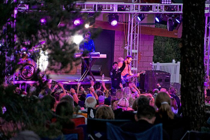 Die Band DSB spielt bei der Veranstaltung "Music in the Mountains" in Big Bear Lake.