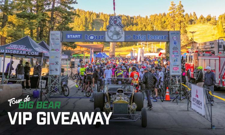 Die Startlinie der Tour De Big Bear, die Radfahrer stehen in einer Reihe und warten auf den Start des Rennens.