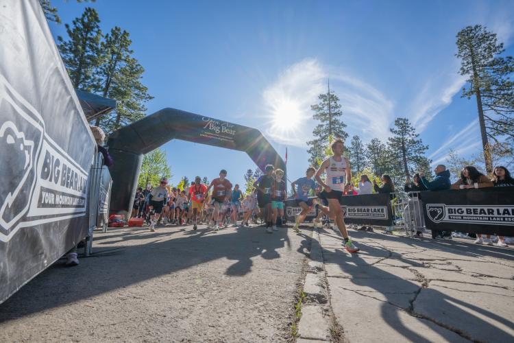 Memorial 5k endet mit dem Überqueren der Ziellinie durch die Läufer