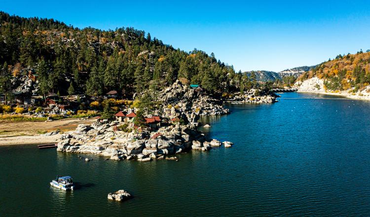 Big Bear Lake, umgeben von den Herbstfarben des National Forest.