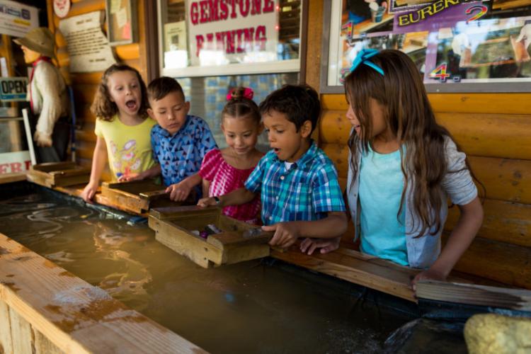 Kinder suchen nach Gold in der Gold Rush Mining Co. Big Bear CA