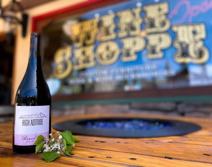 Probieren Sie Big Bear's lokal hergestellten High Altitude Wein im Barrel 33.