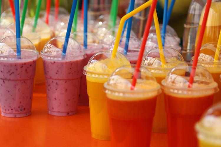 Eine Sammlung roter, gelber und violetter Fruchtsmoothies steht auf der Theke von Amangela's Sandwich & Bagel House in Big Bear.