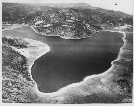 Ein historisches Schwarz-Weiß-Foto des mit Wasser gefüllten Baldwin Lake in Big Bear California.