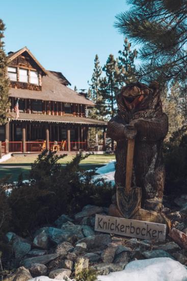 Big Bear's Knickerbocker Mansion mit einem willkommenen Bären im Vordergrund.