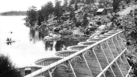 Schwarz-Weiß-Foto der Staumauer des Big Bear Lake