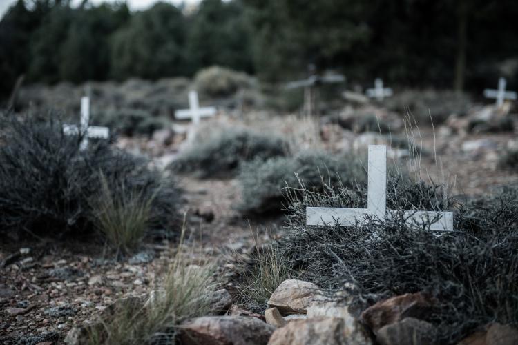 Weiße Kreuze markieren die Gräber der Unbekannten auf dem Doble Cemetery in Big Bear Lake.