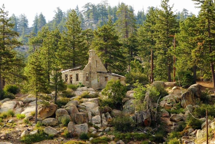 Steinerne Überreste des Hauses des Staudammwärters am Big Bear Lake