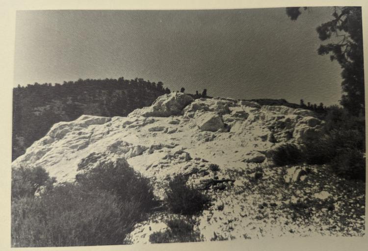 Die heilige Stätte des Yuhaaviatam, die auch als Auge Gottes bezeichnet wird, zeigt auf dem Foto die Schäden, die Bergleute mit Dynamit angerichtet haben.