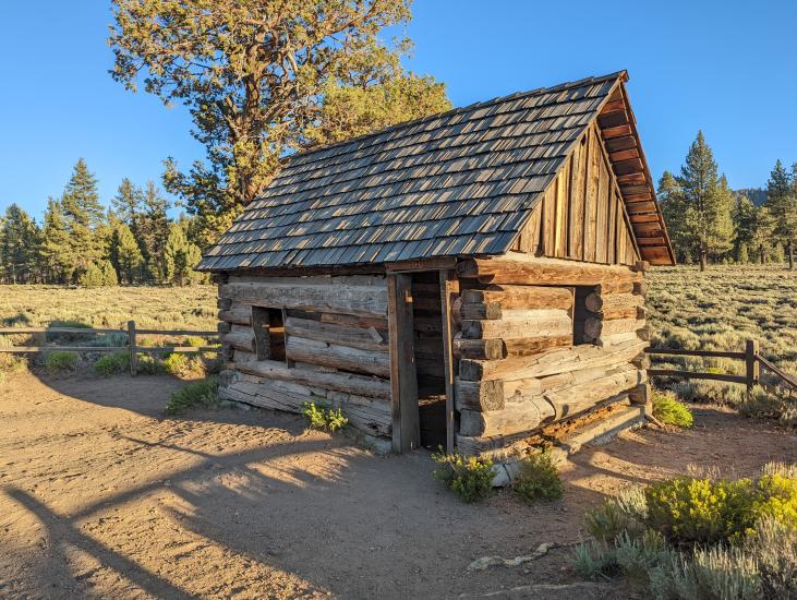 Eine historische Blockhütte aus der Zeit des Goldrausches im Holcomb Valley.